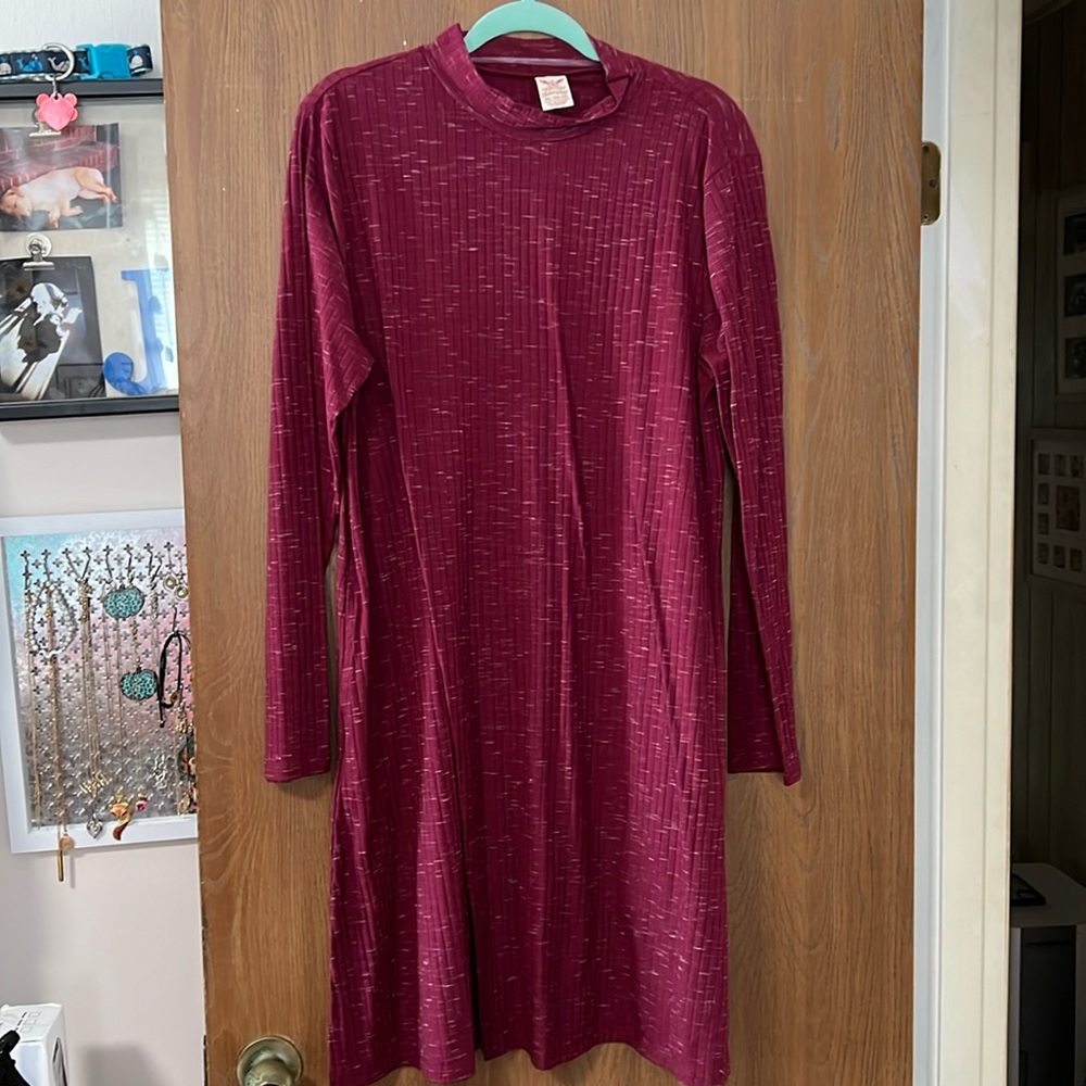 Long sleeve and turtle neck. Super cozy T shirt material